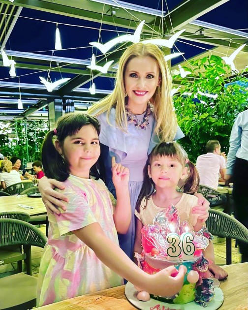 Imagine cu Alina Sorescu alături de fiicele sale la restaurant
