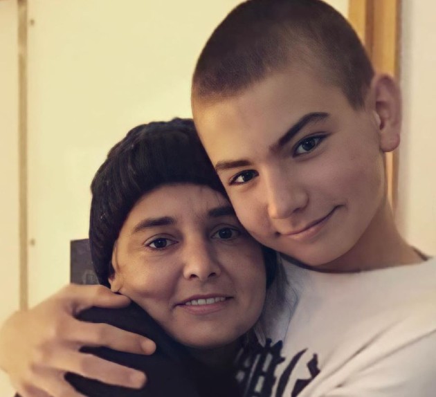 Imagine cu Sinead Oconnor în timp ce își îmbrățișează copilul