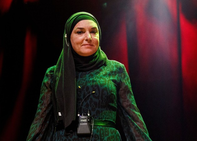 Imagine cu cântăreața și compozitoarea Sinead O'Connor cântă pe scena de la Vogue Theatre pe 01 februarie 2020 în Vancouver, Canada.