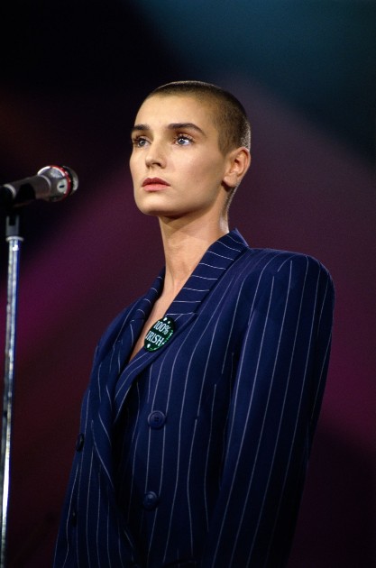 Imagine cu cântăreața irlandeză Sinead O'Connor pe platoul de filmare al emisiunii de televiziune Stars 90.