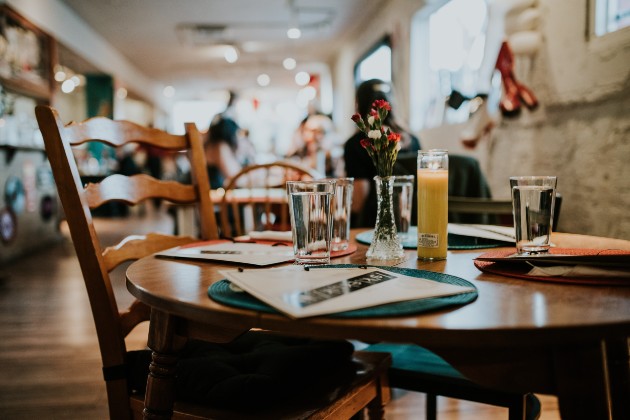 Imagine cu o masă într-un restaurant