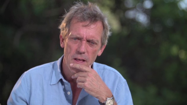 Imagine cu Hugh Laurie în timpul unui interviu