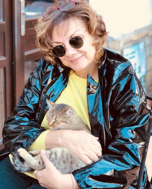 Imagine cu Carmen Tănase cu o pisicuță în brațe