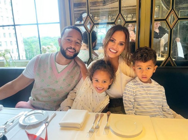 Imagine cu Chrissy Teigen alături de Jogn Legend și cei doi copii ai lor la restaurant