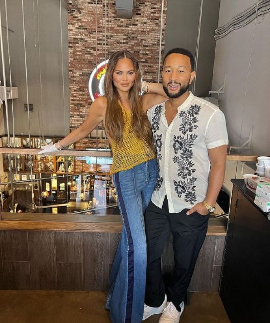 Imagine cu Chrissy Teigen și John Legend într-un restaurant