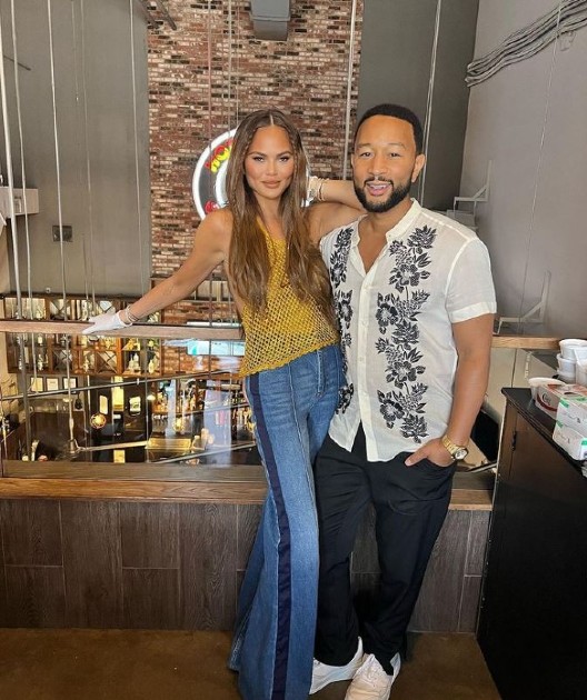 Imagine cu Chrissy Teigen și John Legend într-un restaurant