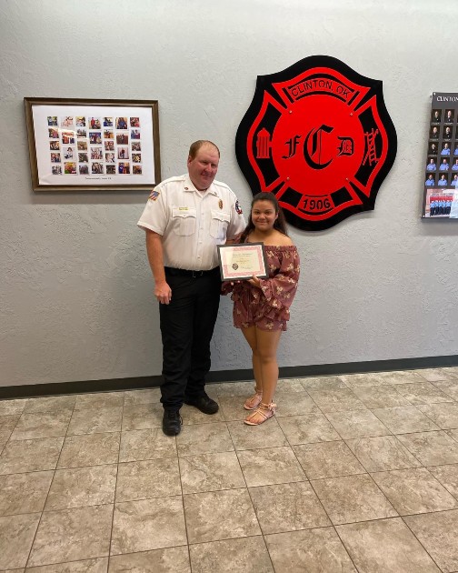 Imagine cu Deysi Garza Aguirre alături de un oficial de la Departamentul de Pompieri Clinton