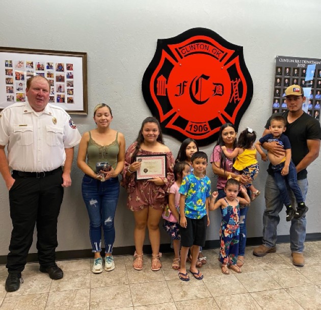 Imagine cu Deysi Garza Aguirre și familia ei, alături de un oficial de la departamentul de pompieri