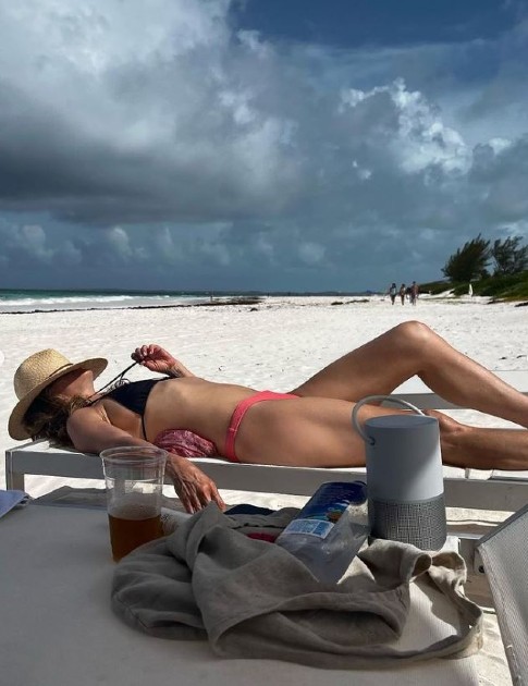 Imagine cu Jennifer Aniston la plajă, în Bahamas