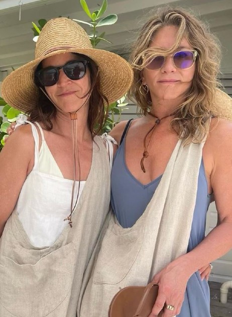Imagine cu Jennifer Aniston și Amanda Anka la plajă