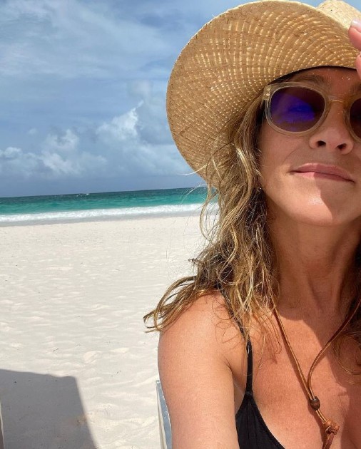 Imagine cu Jennifer Niaston în timp ce face un selfie pe plajă, în Bahamas