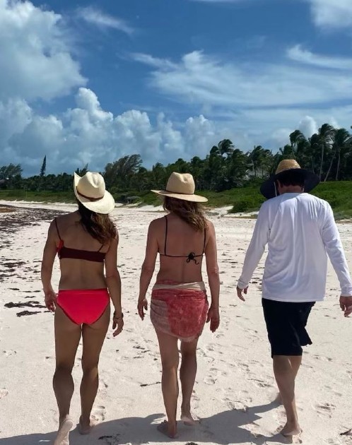 Imagine cu Jnnifer Aniston și prietenii ei în timp ce se plimbă pe plajă