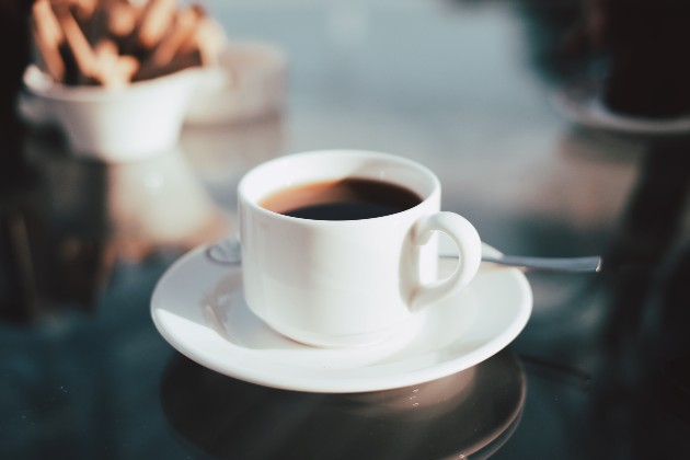 Imagine cu o ceașcă de cafea pe masă
