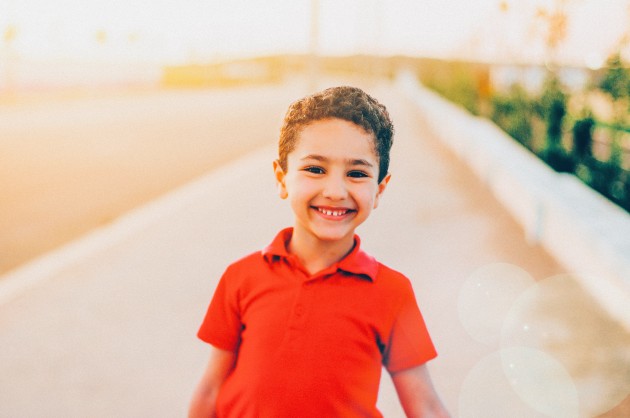 Imagine cu un copil fericit îmbrăcat într-un tricou roșu