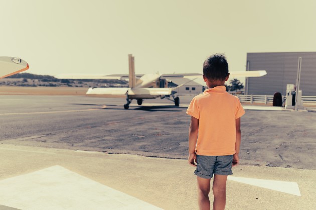 Imagine cu un băiețel care așteaptă în aeroport