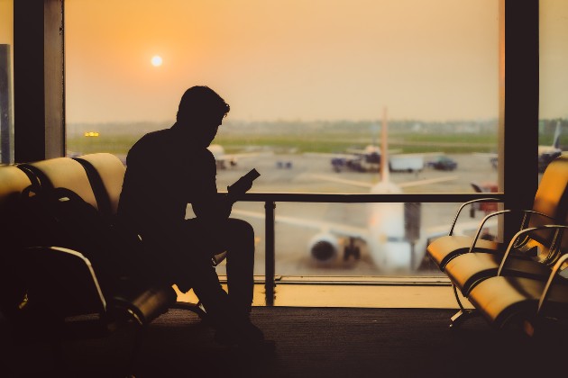 Imagine cu un bărbat care așteaptă în aeroport