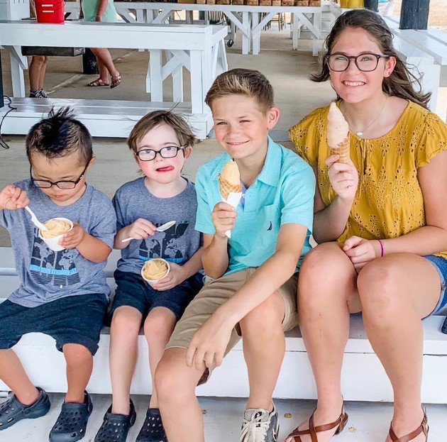 Imagine cu cei patru frați Moody în timp ce mănâncă înghețată