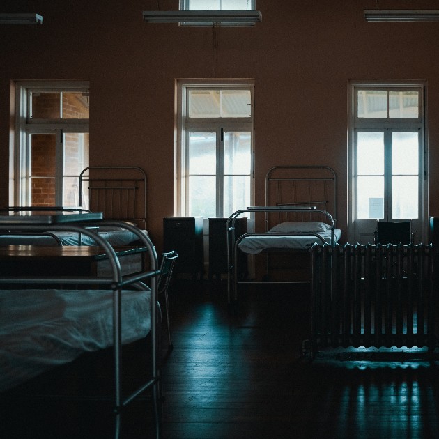 Imagine cu un salon întunecat de spital