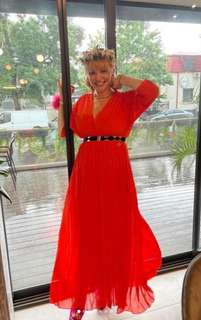 Imagine cu Cristina Cioran îmbrăcată într-o rochiță roșie