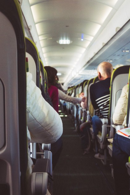 Imagine cu câteva persoane într-un avion