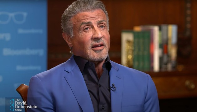 Imagine cu Sylvester Stallone în timpul unui interviu