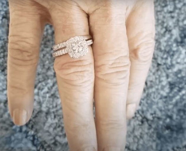 Imagine cu inelul de logodnă al Donnei