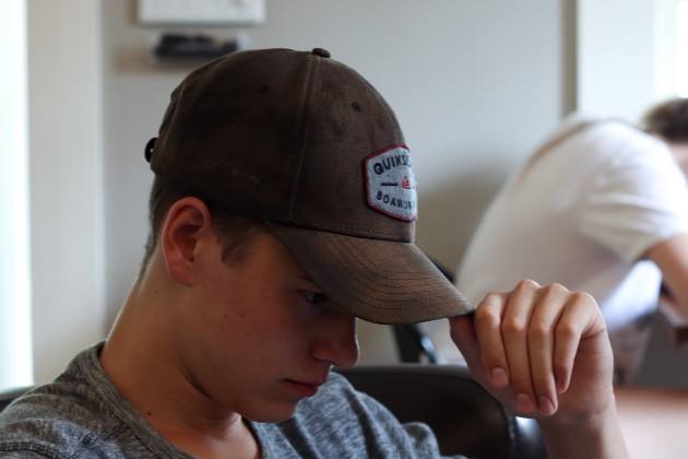 Imagine cu un adolescent trist cu șapcă pe cap