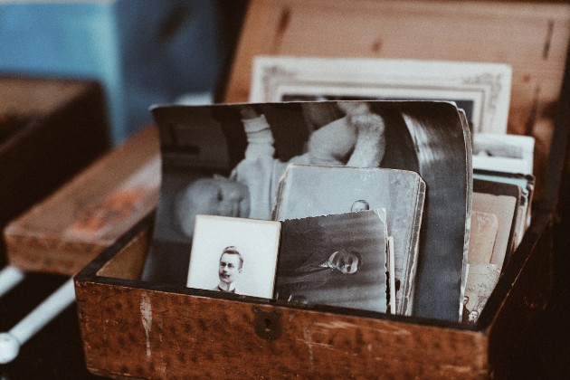 Imagine cu o cutie de lemn cu fotografii vechi în ea