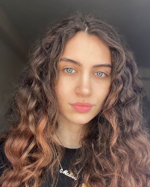 Imagine cu Melisa Raouf nemachiată, în timp ce face un selfie