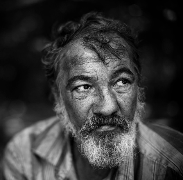 Imagine alb-negru cu un bărbat în vârstă fără adăpost