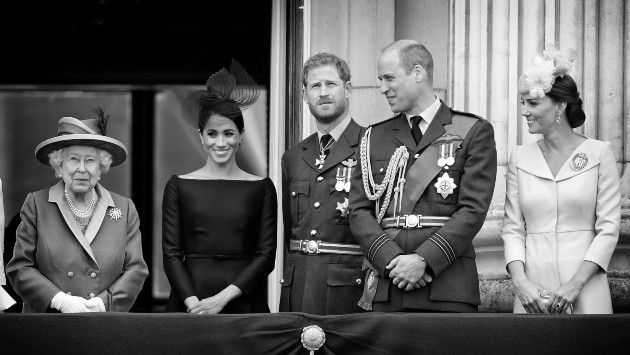 Imagine alb-negru cu Familia Regală a Marii Britanii