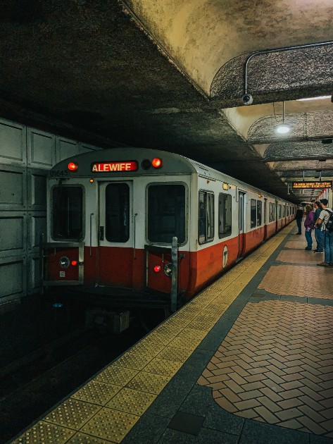 Imagine cu un metrou în tunel