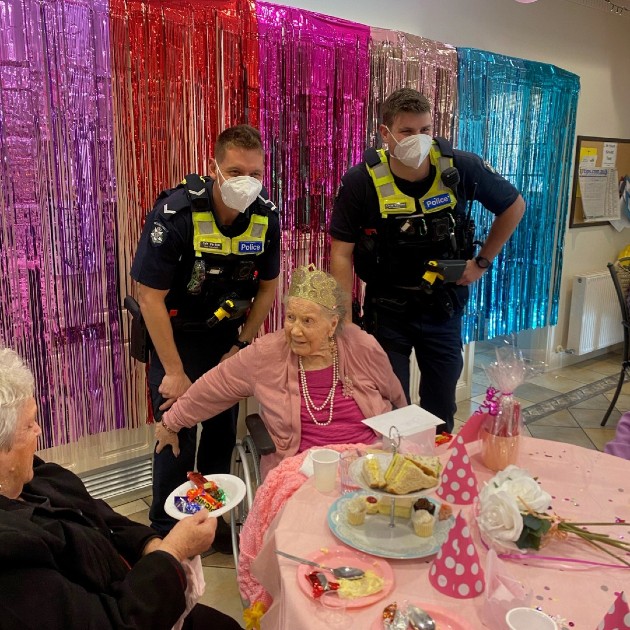 Imagine cu Jean Bicketon înconjurată de polițiști la aniversarea ei de 100 de ani