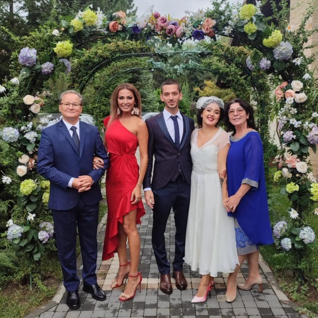 Imagine cu Anca Țurcașiu alături de fiul ei, soția sa și părinții soției sale, la nuntă