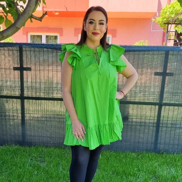 Imagine cu Oana Roman într-o rochiță verde