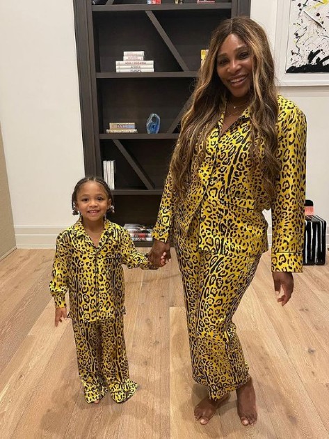 Imagine cu Serena Williams și fiica sa îmbrăcate la fel