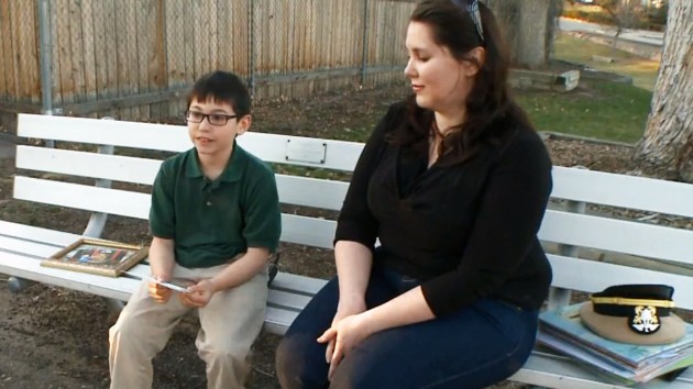 Imagine cu Julia și fiul ei în timpul unui interviu