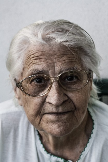 Imagine cu o femeie bătrână cu ochelari