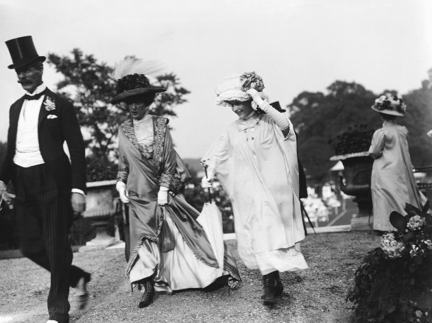Imagine cu Locotenent-colonelul George Keppel împreună cu soția sa Alice și fiica sa, Violet, în timpul unei excursii într-un parc, 1907. 