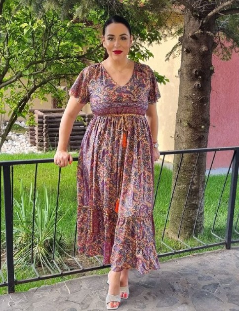 Imagine cu Oana Roman îmbrăcată într-o rochiță colorată