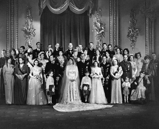 Imagine cu Prințesa Elisabeta și Ducele de Edinburgh pozează cu invitații regali la Palatul Buckingham din Londra, după nuntă. Cei trei băieți din față, de la stânga la dreapta, sunt: Prințul William de Gloucester, Prințul Michael de Kent, ambii paji, și Prințul Richard de Gloucester. Primul rând, de la stânga la dreapta, începând cu persoana a treia: Prințesa Margaret, Marchizul de Milford Haven- cavalerul de onoare, mirele și mireasa, Prințesa Alexandra de Kent- domnișoară de onoare, Regele George al VI-lea și Regina Elisabeta, Ducele de Gloucester, Ducesa de Gloucester. Femeia așezată și femeia în picioare din spate sunt neidentificate, Prințul moștenitor Gustav Adolf al Suediei în extrema dreaptă, purtând ochelari. Al doilea rând, de la stânga la dreapta, începând cu persoana a treia: Contesa Mountbatten, Ducesa de Kent, Prințesa Juliana- regentă a Țărilor de Jos, Regina Frederika a Elenilor, Regina Mary, fosta Regină Ena a Spaniei, Regina Ingrid a Danemarcei, Regina Frederika a Norvegiei, restul neidentificați. Al treilea rând, de la stânga la dreapta, fostul rege Petru al Iugoslaviei, contele Mountbatten, prințul Bernhard al Țărilor de Jos, regele Haakon al Norvegiei, prințul George al Greciei, persoană neidentificată, regele Frederik al Danemarcei, regele Mihai al României.