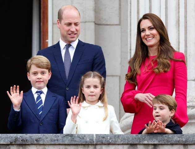 Imagine cu Kate Middleton și Harry alături de cei trei copii ai lor în fața palatului