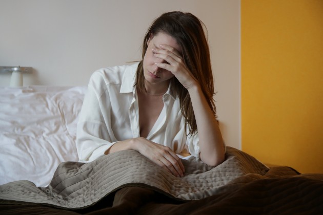 Imagine cu o femeie dezamăgită care stă în pat