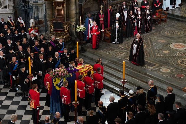 Imagine de lângă altar în timpul funeraliilor de stat ale Reginei Elisabeta a II-a la Westminster Abbey, în ziua de 19 septembrie 2022, în Londra, Anglia.