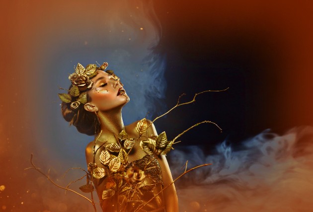 Imagine cu o zână de toamnă cu coroană de frunze aurii