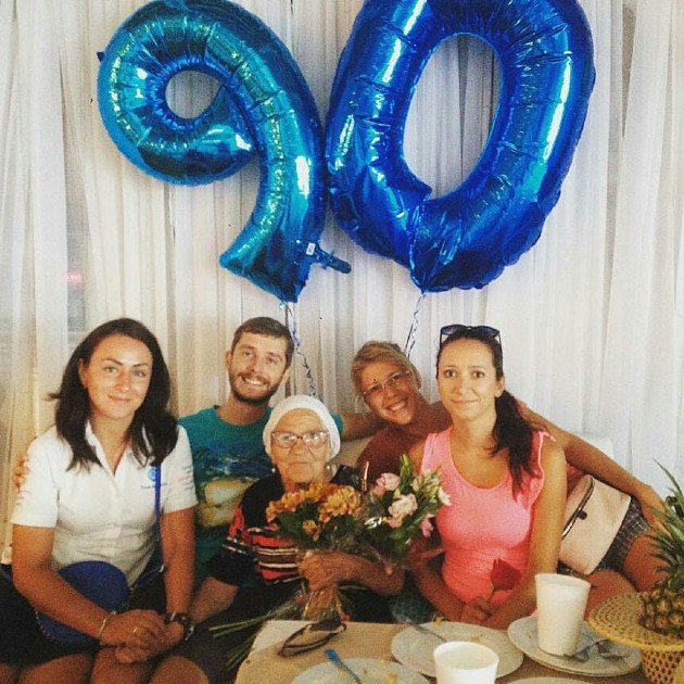 Imagine cu Baba Lena Erkhova alături de familia sa, la aniversarea de 90 de ani