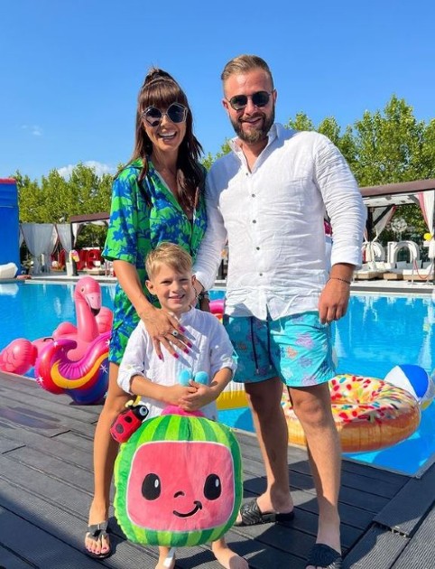 Imagine cu Ilinca Vandici, partenerul ei și copilul lor la piscină