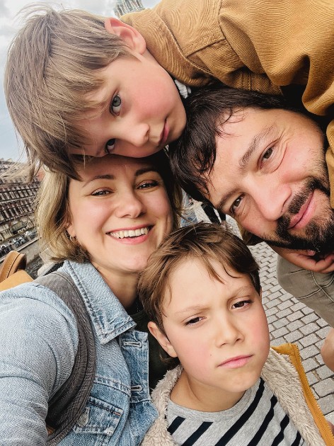 Imagine cu o familie cu doi băieți care face un selfie