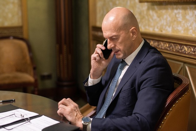 Imagine cu un avocat care vorbește la telefon
