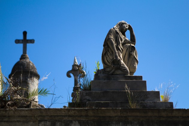Imagine cu o statuie dintr-un cimitir